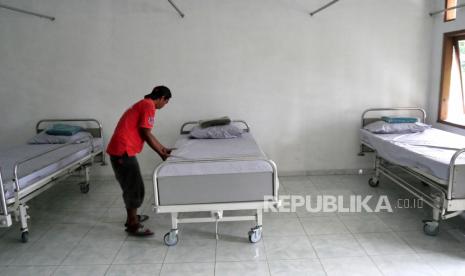 Pekerja membersihkan tempat tidur pasien di Klinik Permata Bhakti, Moyudan, Sleman, Yogyakarta, Senin (8/2). Pemkab Sleman mengaktifkan kembali klinik yang setahun tidak beroperasi. Klinik ini nantinya akan menjadi rumah sakit lapangan khusus Covid-19 bagi ibu bersalin.