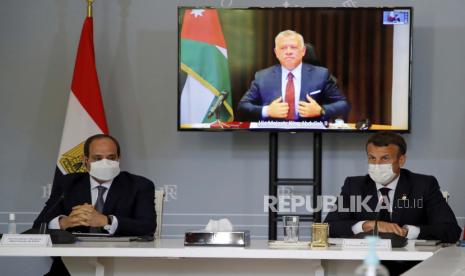 Presiden Prancis Emanuel Macron, kanan, dan Presiden Mesir Abdel Fattah el-Sisi menghadiri konferensi video dengan Raja Yordania Abdullah II, di layar, untuk mengerjakan proposal konkret untuk gencatan senjata dan kemungkinan jalan untuk diskusi antara Israel dan Palestina di Elysee Istana di Paris, Selasa, 18 Mei 2021.