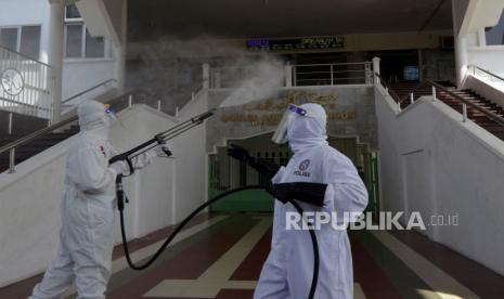 Anggota Brimob Unit Kimia Biologi Radioaktif (KBR) Polda Lampung menyemprotkan cairan disinfektan di lingkungan Masjid Agung Al-Furqon Bandar Lampung, LamTerdapat penambahan 69 kasus positif, sehingga total pasien positif Covid-19 di Provinsi Lampung sejumlah 15.702 orang,  pada Selasa (27/4). Sedangkan pasien positif yang sembuh total sebanyak 14.038 orang, dan pasien yang meninggal dunia 853 orang.pung. 