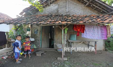 Dua orang anak bermain di depan rumahnya di kampung nelayan Pabean udik, Indramayu, Jawa Barat. Pemkab Indramayu mencatat ada penurunan angka kemiskinan di daerah itu pada 2022.