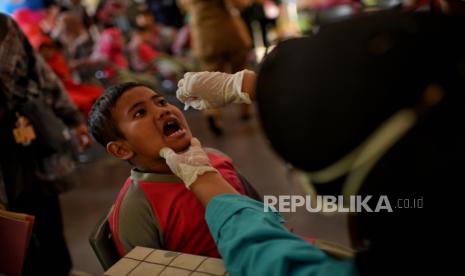 Anak-anak mengikuti vaksinasi polio di RPTRA Melinjo, Jakarta Selatan, Selasa (23/7/2024). Vaksinasi tersebut dilakukan dalam rangka Pekan Imunisasi Nasional (PIN) Polio 2024 tahap kedua sekaligus memperingati Hari Anak Nasional setiap 23 Juli yang diselenggarakan Kementerian Kesehatan (Kemenkes RI) mulai tanggal 23 Juli secara serempak di sejumlah wilayah di Indonesia. Menurut laporan Kemenkes RI, sebanyak 32 provinsi dan 399 kabupaten/kota di Indonesia masuk dalam kategori risiko tinggi polio. Pelaksanaan PIN Polio akan dilakukan secara massal dan serentak untuk mencapai kekebalan kelompok yang optimal dan dapat mencegah perluasan transmisi virus polio.