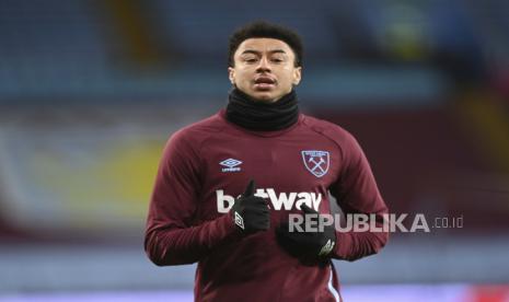 Jesse Lingard dari West Ham United melakukan pemanasan sebelum pertandingan sepak bola Liga Premier Inggris antara Aston Villa dan West Ham United di Villa Park di Birmingham, Inggris, Rabu, 3 Februari 2021. 