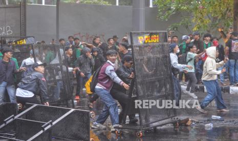 Sejumlah massa aksi terlibat bentrokan dengan aparat saat berunjuk rasa menolak pengesahan Revisi UU Pilkada di Gerbang Pancasila, Kompleks Parlemen, Senayan, Jakarta, Kamis (22/8/2024).