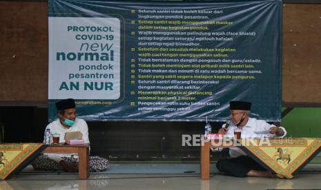 Bupati Bantul Suharsono (kanan) berdialog dengan pengurus pondok pesantren saat sosialisasi protokol kesehatan COVID-19 di Pondok Pesantren An Nuur Ngrukem, Pendowoharjo, Sewon Bantul, D.I Yogyakarta, Rabu (1/7/2020). Hal itu merupakan salah satu persiapan menghadapi tatanan normal baru pada masa Pandemi COVID19 di lingkungan pondok pesantren. 