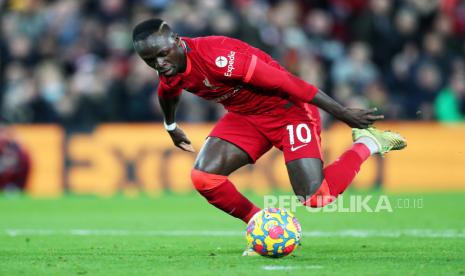 Striker Liverpool Sadio Mane. Mane mencetak dua dari tiga gol timnya ke gawang City pada babak pertama semifinal Piala FA, Sabtu (16/4/2022).