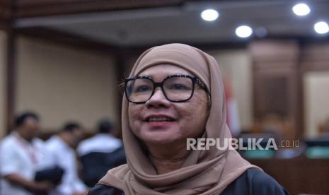 Mantan Direktur Utama Pertamina Karen Agustiawan usai menjalani sidang dakwaan di Pengadilan Tipikor, Jakarta, Senin (12/2/2024). Karen Agustiawan didakwa merugikan negara sebesar 113 Juta US Dolar terkait kasus dugaan tindak pidana korupsi pengadaan gas alam cair atau liquified natural gas (LNG).