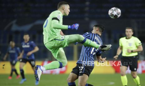 Penjaga gawang Atalanta Pierluigi Gollini, kiri, membersihkan bola selama Liga Champions, babak 16 besar, pertandingan sepak bola leg pertama antara Atlanta dan Real Madrid, di Stadion Gewiss di Bergamo, Rabu, 24 Februari 2021. 