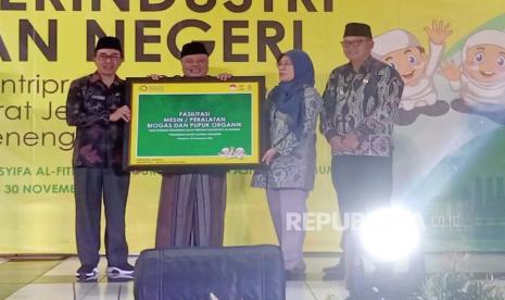 Direktur Jenderal Industri Kecil, Menengah dan Aneka Kemenperin Reni Yanita menyerahkan simbolis bantuan mesin atau alat biogas dan pupuk organik ke Pimpinan Ponpes Darussyifa Al-Fithroh Yaspida Sukabumi, KH E Supriatna Mubarok, Kamis (30/11/2023).