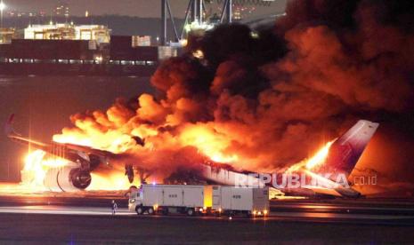 Sebuah pesawat penumpang Japan Airlines (JAL) terbakar di landasan Bandara Haneda di Tokyo, Jepang, 02 Januari 2024, setelah mendarat. Pesawat JAL rupanya bertabrakan dengan pesawat Penjaga Pantai Jepang saat mendarat. Seluruh 379 orang di pesawat JAL, termasuk 367 penumpang dan 12 awak, telah dievakuasi dengan selamat, menurut JAL. Pesawat penjaga pantai itu membawa enam awak, satu berhasil melarikan diri dari pesawat dan yang lainnya belum ditemukan, kata penjaga pantai.