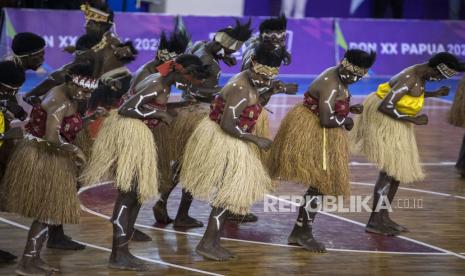 Masyarakat Suku Kamoro membawakan tarian Seka saat waktu istirahat pertandingan Basket Putra 5x5 PON XX Papua di Gor Mimika Sport Complex, Rabu (29/9/2021). Pementasan tarian Seka tersebut untuk menghibur penonton dan memperkenalkan kesenian dan budaya Papua. 