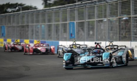 Pembalap tim Jaguar TCS Racing Mitch Evans memacu mobilnya pada balapan Formula E seri kesembilan Jakarta E-Prix 2022 di Sirkuit Ancol, Jakarta Utara, Provinsi DKI Jakarta, Sabtu (4/6/2022).