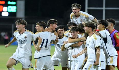 Pesepak bola Real Madrid U-18 meluapkan kegembiraan setelah berhasil menjuarai International Youth Championship (IYC) 2023 di Stadion I Gusti Ngurah Rai, Denpasar, Bali, Senin (14/8/2023). Real Madrid U-18 berhasil menjadi juara IYC 2023 setelah mengalahkan Barcelona Juvenil A dengan skor 3-2 pada pertandingan final. 