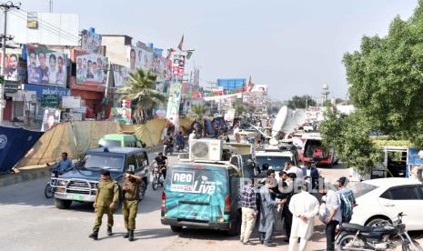 Petugas keamanan Pakistan berjaga di lokasi di mana mantan Perdana Menteri Imran Khan menderita luka tembak sehari sebelumnya, dekat Wazirabad, Pakistan, 04 November 2022. Khan menderita luka tembak pada 03 November setelah seorang penyerang tak dikenal melepaskan tembakan ke arah rapat umum yang dipimpin oleh politisi di Wazirabad, kata para pejabat. Mantan perdana menteri itu memimpin perjalanan panjang dari Lahore ke ibu kota Islamabad untuk menekan pemerintah agar pemilu dini di negara itu.