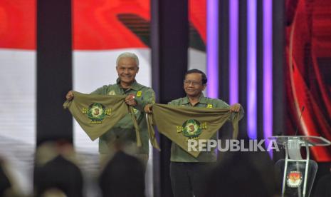 Capres-cawapres nomor urut 3 Ganjar Pranowo  dan Mahfud MD tiba di lokasi Debat Keempat Pilpres 2024 di Jakarta Convention Center (JCC), Jakarta, Ahad (21/1/2024). Debat Keempat Pilpres 2024 mengangkat tema terkait pembangunan berkelanjutan, sumber daya alam, lingkungan hidup, energi, pangan, agraria, masyarakat adat dan desa