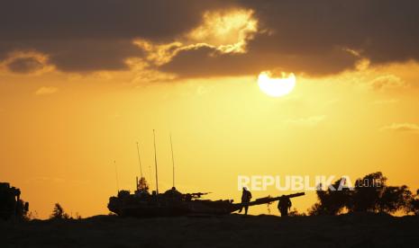 Tentara Israel berada di sebelah tank dekat perbatasan Israel Gaza, Israel, Rabu,  (11/10/2023).