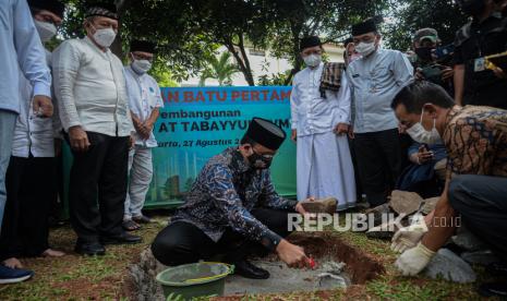 Gubernur DKI Jakarta Anies Baswedan melakukan peletakan batu pertama untuk pembangunan Masjid At-Tabayyun di Perumahan Taman Villa Meruya, Meruya, Jakarta Barat, Jumat (27/8). Masjid tersebut dbangun diatas lahan seluas 1.078 meter persegi milik Pemprov DKI Jakarta dengan anggaran sebesar Rp 10 miliar hasil swadaya masyarakat dengan target pengerjaan sekitar 8 bulan. Republika/Thoudy Badai 