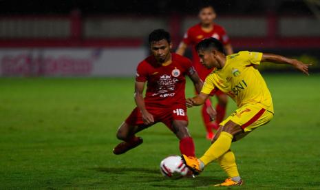 Pesepak bola Bhayangkara FC Andik Vermansah (kanan) berebut bola dengan pesepak bola Persija Jakarta Osvaldo Ardiles Haay (kiri) pada pertandingan Liga 1 2020 (ilustrasi)