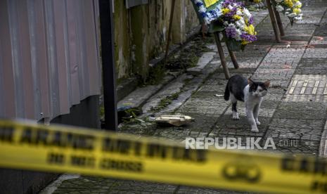 Seekor kucing melintas di depan Mapolsek Astana Anyar,  Jalan Astana Anyar, Kota Bandung, Kamis (8/12/2022). Markas Kepolisian Sektor (Mapolsek) Astana Anyar ditutupi pagar seng pascaledakan bom bunuh diri yang terjadi pada Rabu (7/12/2022). Selain itu, seluruh pelayanan di Mapolsek Astana Anyar dialihkan sementara ke Polrestabes Bandung. Republika/Abdan Syakura