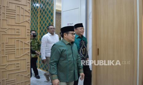 Ketua Umum PKB Muhaimin Iskandar menyambut kedatangan Plt Ketum PPP Muhamad Mardiono sebelum melakukan pertemuan di Kantor DPP PKB, Jakarta, Senin (29/4/2024). Pertemuan silahturahmi antara PPP dan PKB tersebut membahas agenda politik nasional dan termasuk persiapan pilkada.