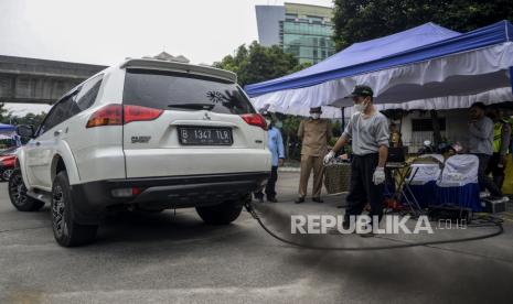 Kendaraan mengeluarkan asap saat melakukan uji emisi di kawasan Blok M, Jakarta Selatan, Selasa (11/10/2022).