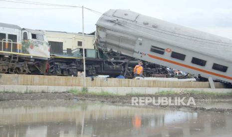 Tabrakan kereta api KA Turangga jurusan Surabaya-Bandung dengan KA commuter line jurusan Padalarang-Cicalengka, sekitar pukul 06.03 WIB, tak jauh dari Stasiun Cicalengka, Kabupaten Bandung, Jumat (5/1/2023).Belum diketahui penyebab tabrakan dua kereta ini. Pihak PT KAI menyatakan penyebab kecelakaan baru bisa diketahui setelah ada investigasi. 