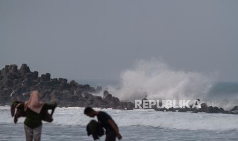 Masyarakat diminta mewaspadai potensi gelombang laut di jalur penyeberangan Bali-Jawa dan Bali-Lombok yang diperkirakan hingga empat meter sampai Jumat (30/6/2023).