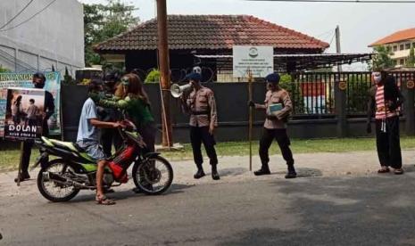 Aksi Brimob Bagi Masker: Pakai Kostum Aquaman hingga Warok