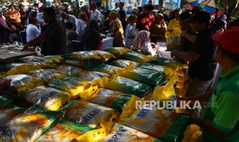 Warga mengantre untuk membeli barang kebutuhan pokok bersubsidi saat Bazar Ramadhan Berkah di Kota Madiun, Jawa Timur, Rabu (20/3/2024). 