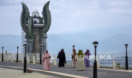 Menara Kujang Sepasang di Jatigede, Kabupaten Sumedang, Jawa Barat.