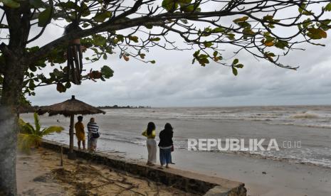 Sejumlah wisatawan memandang gelombang tinggi di Pantai Salor, Mlonggo, Kabupaten Jepara, Jawa Tengah. Badan Meteorologi Klimatologi dan Geofisika (BMKG) mengimbau masyarakat yang tinggal dan beraktivitas di sekitar pesisir pantai untuk mewaspadai gelombang tinggi laut.  