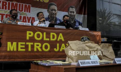 Ditreskrimum Polda Metro Jaya Kombes Tubagus Ade Hidayat (tengah) bersama Wadireskrimum AKBP Jean Calvijn Simajuntak (kanan) dan Kabid Humas Kombes Yusri Yunus (kiri) memberikan paparan saat konferensi pers di Mapolda Metro Jaya, Jakarta, Sabtu (25/7). Polda Metro Jaya menyimpulkan kasus kematian editor Metro TV, Yodi Prabowo disebabkan oleh bunuh diri. Hal ini berdasarkan temuan dari barang bukti, pemeriksaan terhadap 34 saksi dan olah TKP tempat ditemukannya jenazah. Republika/Putra M. Akbar