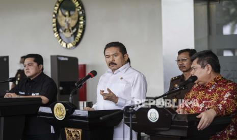 Jaksa Agung Sanitiar Burhanuddin (tengah) bersama Menteri BUMN Erick Thohir (kiri) dan Kepala BPKP Muhammad Yusuf Ateh (kanan) menyampaikan keterangan pers di Gedung Kejaksaan Agung, Jakarta,  (ilustrasi).