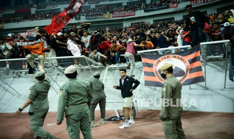 Ilustrasi. PT Jakarta Propertindo (Perseroda) memperkuat struktur pagar pembatas penonton di Jakarta International Stadium (JIS). 