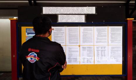 Orangtua wali murid melihat pengumuman PPDB tingakat SMU di SMU 8 Yogyakarta, Senin (8/6). PPDB SMA/SMK di DIY 2020 akan kembali menggunakan empat jalur penerimaan dengan bobot sebagai berikut, yaitu jalur zonasi 55 persen, jalur afirmasi 20 persen, jalur perpindahan tugas orangtua 5 persen, serta jalur prestasi 20 persen