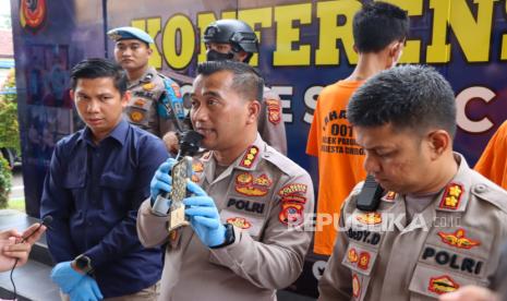 Kapolresta Cirebon, Kombes Pol Arif Budiman bersama jajarannya menunjukkan barang bukti kasus pencurian dengan kekerasan (curas), saat konferensi pers di Mapolresta Cirebon, Selasa (24/1/2023).