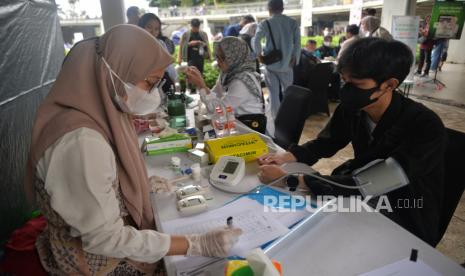 Pengunjung melakukan pemeriksaan kesehatan saat event Welcoming Ramadan Mendekatkan di Taman literasi, Blok M, Jakarta, Ahad (25/2/2024). Dengan mengangkat tema #RamadanMendekatkan Dompet Dhuafa mengajak dan mendorong masyarakat untuk bersama-sama kembali dalam meraih kebaikan. Beragam program akan bergulir pada Ramadan 1445 H nanti, seperti Grebek Kampung, Tebar Zakat Fitrah, Fidyah, Berbagi Paket Sahur dan Berbuka Puasa, Sedekah Qur’an, Muliakan Anak Yatim, Parsel Ramadan, THR Pejuang Keluarga, Borong Takjil, Sedekah alat ibadah dan Ramadan di Palestina.