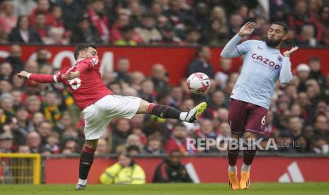 Bruno Fernandes dari Manchester United (kiri) dan Douglas Luiz dari Aston Villa berebut bola selama pertandingan sepak bola Liga Primer Inggris antara Manchester United dan Aston Villa di Stadion Old Trafford di Manchester, Inggris, Ahad, (30/4/2023). Man United kesulitan untuk memecah kebuntuan sebelum Bruno Fernandes membawa timnya unggul 1-0 menjelang turun minum.