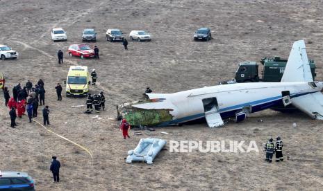 Petugas melakukan proses evakuasi di lokasi jatuhnya Pesawat Embraer 190 milik Azerbaijan Airlines di dekat Bandara Aktau, Kazakstan, Rabu (25/12/2024). Pesawat penumpang Azerbaijan Airlines Embraer ERJ-190AR yang membawa 69 penumpang terbang dari Baku ke Grozny jatuh sekitar tiga kilometer dari kota Aktau. 29 penumpang selamat dari kecelakaan tersebut dan telah dievakuasi ke rumah sakit. Informasi awal, kejadian tersebut disebabkan oleh tabrakan antara pesawat dengan sekawanan burung.