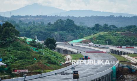 Suasana pengerjaan proyek pembangunan jalan tol IKN Seksi 3A Karangjoang-KKT Kariangau di Balikpapan, Kalimantan Timur, Senin (27/1/2025). Otorita Ibu Kota Nusantara (IKN) menyatakan bahwa progres pembangunan jalan tol sepanjang 13,4 kilometer itu mencapai sekitar 90 persen yang nantinya akan menghemat waktu tempuh dari Balikpapan menuju Kawasan Inti Pusat Pemerintahan (KIPP) IKN diperkirakan dalam waktu 45 menit sedangkan sebelumnya ditempuh dalam dua jam. 