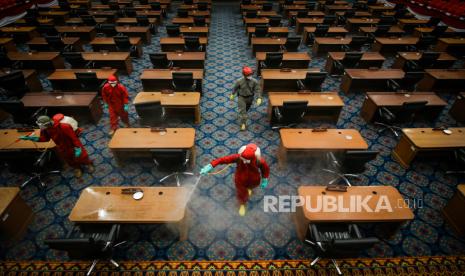 Petugas menyemprotkan cairan disinfektan di ruang sidang paripurna DPRD DKI Jakarta, Rabu (29/7/2020). Penyemprotan tersebut bertujuan untuk menekan penularan COVID-19 di lingkungan perkantoran dan pemerintahan.  Sebelumnya, seluruh gedung DPRD DKI Jakarta dinyatakan ditutup sementara dan direncanakan beroperasi kembali pada Senin (3/8) mendatang, terkait dengan adanya salah satu anggota DPRD dan karyawan yang terpapar COVID-19.