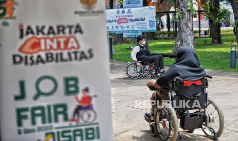 Penyandang disabilitas beraktivitas saat acara Job Fair Disabilitas dalam rangkaian kegiatan Jakarta Cinta Disabilitas di Lapangan Banteng, Jakarta, Sabtu (3/12/2022).  Kegiatan tersebut dalam rangka memperingati Hari Disabilitas Internasional yang diperingati setiap 3 Desember. Kegiatan tersebut bertujuan memberikan akses pekerjaan yang setara bagi penyandang disabilitas dalam pemenuhan kebutuhan dasar hidup. 