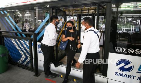 Penumpang turun dari bus Transjakarta di Halte Bundaran HI yang terintegrasi dengan Stasiun MRT Jakarta di Jakarta Pusat.