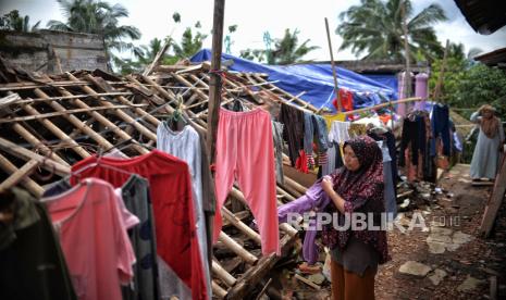 Warga korban gempa Cianjur beraktivitas di tenda pengungsian di Desa Cibulakan, Cugenang, Kabupaten Cianjur, Jawa Barat, Selasa (27/12/2022). Sebulan setelah terjadi gempa Cianjur pada 21 November 2022 lalu, sejumlah warga memilih bertahan di tenda pengungsian hingga mendapatkan bantuan dana stimulan perbaikan rumah dari pemerintah. Sementara pemerintah akan fokus membangun kembali hunian warga serta infrastruktur yang rusak dengan target rampung pada Junin2023 mendatang. Republika/Thoudy Badai