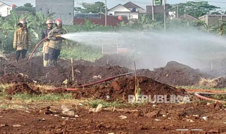 Pemkab Bogor melalui DPKPP, BPBD, dan Dinas Damkar berkolaborasi merawat Ruang Terbuka Hijau (RTH) di kawasan Stadion Pakansari, atau yang biasa disebut sebagai Hutan Kota Cibinong. 