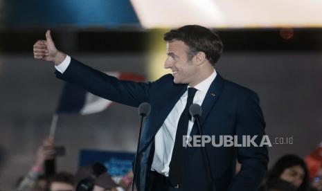 Presiden Prancis Emmanuel Macron merayakan dengan para pendukungnya di Paris, Prancis, Ahad, 24 April 2022. Badan-badan pemungutan suara memproyeksikan bahwa Presiden Prancis Emmanuel Macron dengan nyaman memenangkan pemilihan kembali hari Minggu dalam pemilihan presiden, menawarkan kepada pemilih Prancis dan Uni Eropa jaminan stabilitas kepemimpinan di satu-satunya kekuatan bersenjata nuklir blok itu ketika benua itu bergulat dengan invasi Rusia ke Ukraina. Macron Menang Pemilu, Pemimpin Arab Beri Ucapan Selamat