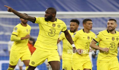  Bek Chelsea Antonio Rudiger (kiri) merayakan setelah mencetak gol 0-2 pada pertandingan sepak bola leg kedua perempat final Liga Champions UEFA antara Real Madrid dan Chelsea yang diadakan di Stadion Santiago Bernabeu, di Madrid, Spanyol, 12 April 2022.