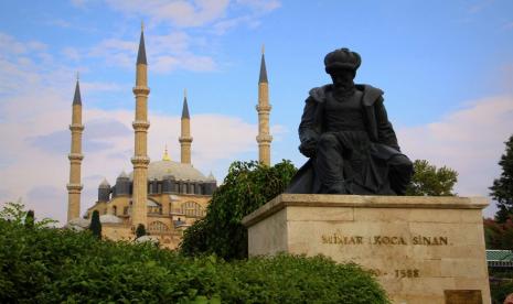 Mimar Sinan merupakan sosok arsitek di balik pembangunan masjid-masjid legendaris dari era Turki Utsmaniyah.