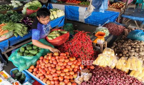 Pedagang menata sayuran di pasar tradisional (ilustrasi). Pemerintah perlu mengantisipasi lonjakan harga pangan di akhir tahun.