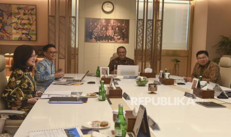 Dirut Bank Mandiri Royke Tumilaar (kedua kanan) didampingi Direktur Corporate Banking Bank Mandiri Alexandra Askandar (kiri), Direktur Manajemen Risiko Ahmad Siddik Badruddin (kedua kiri), Direktur Treasury International Banking dan Special Asset Management Darmawan Junaidi (kanan) menyampaian paparan kinerja triwulan I-2020 di Jakarta, Senin (8/6/2020). Hingga akhir Maret 2020, Bank Mandiri masih mampu membukukan laba bersih sebesar Rp7,9 triliun, tumbuh 9,4% dibanding Maret 2019