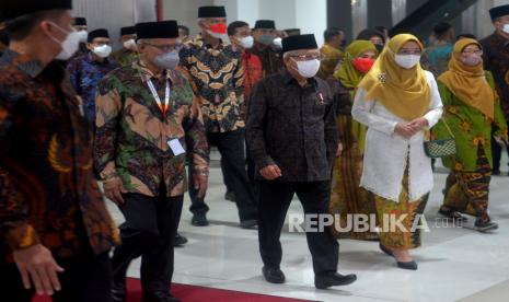 Wakil Presiden Maruf Amin (tengah) bersama Ketua Umum PP Muhammadiyah Haedar Nashir (kedua kiri) memasuki tempat penutupan Muktamar ke-48 Muhammadiyah di Edutorium UMS, Surakarta, Jawa Tengah, Ahad (20/11/2022). Pada Muktamar ke-48 Muhammadiyah ini menghasilkan Ketua Umum PP Muhammadiyah Haedar Nashir serta Ketua Umum PP Aisyiyah Salmah Orbayinah untuk periode 2022-2027.